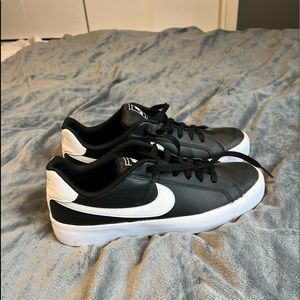 NIKE SNEAKERS SIZE 10